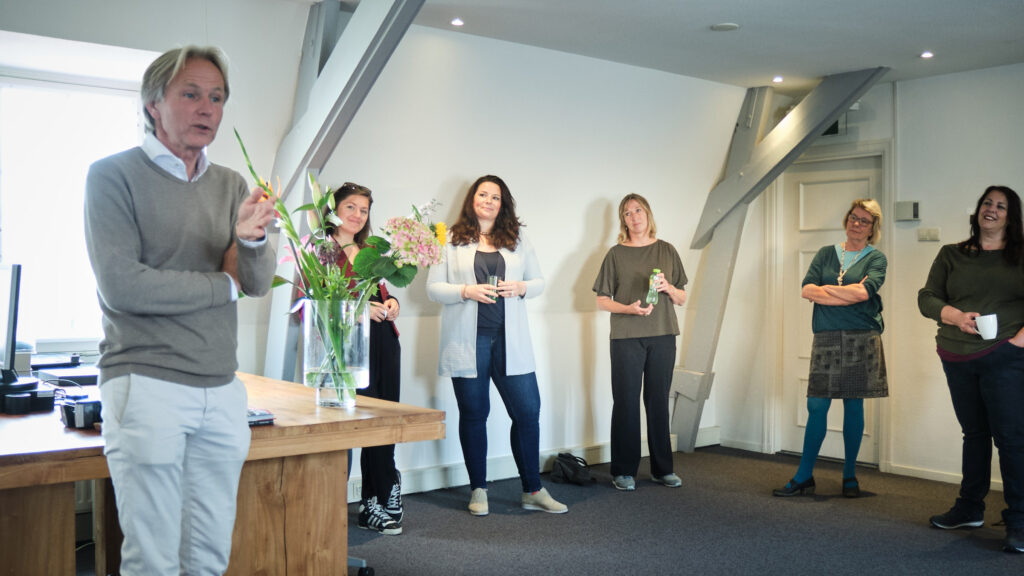 Frans Sandbergen spreekt tot de coaches van Het Wil Konsult