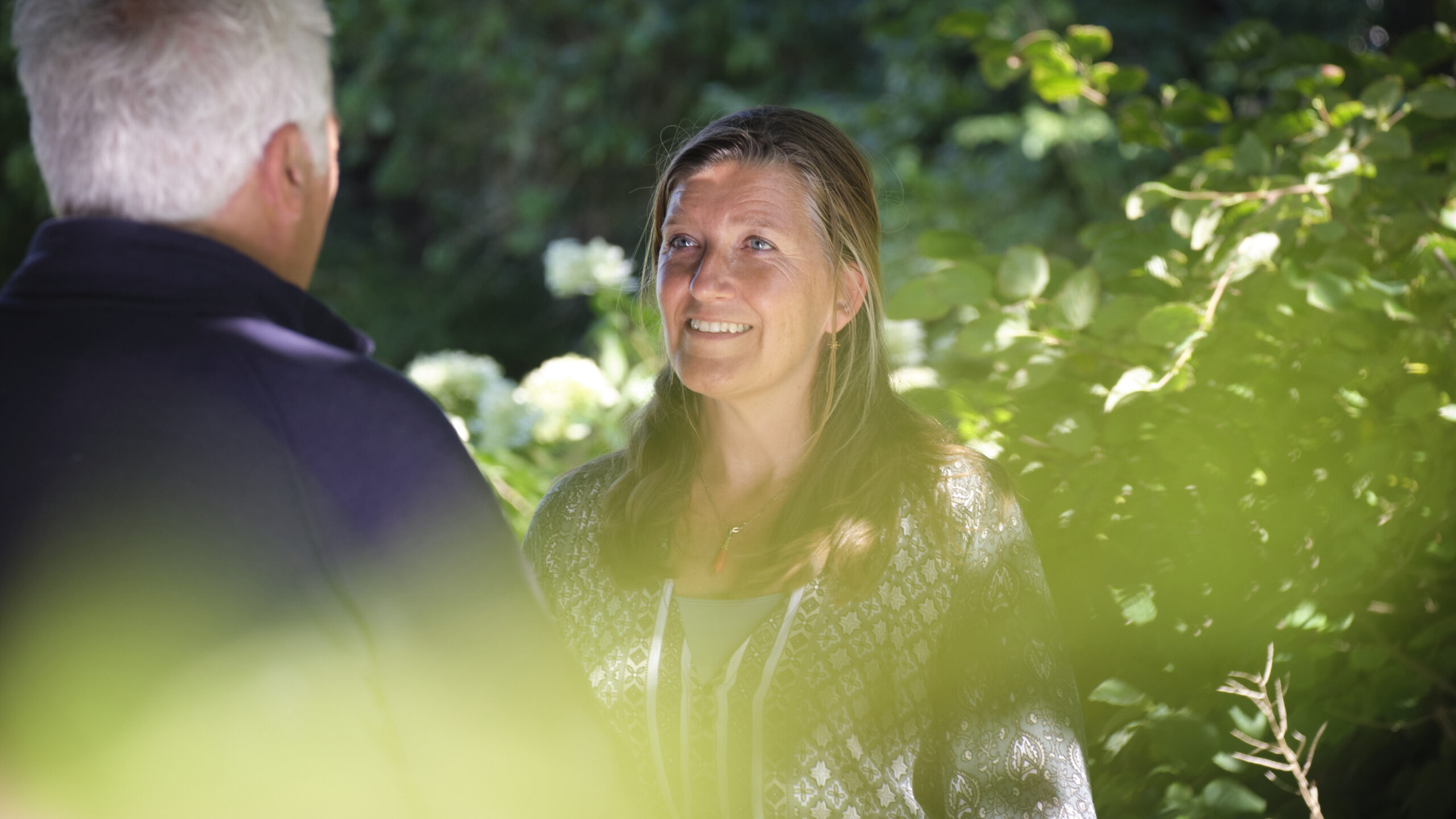 cartografisch consulent Nicolette Ypma in gesprek met cliënt